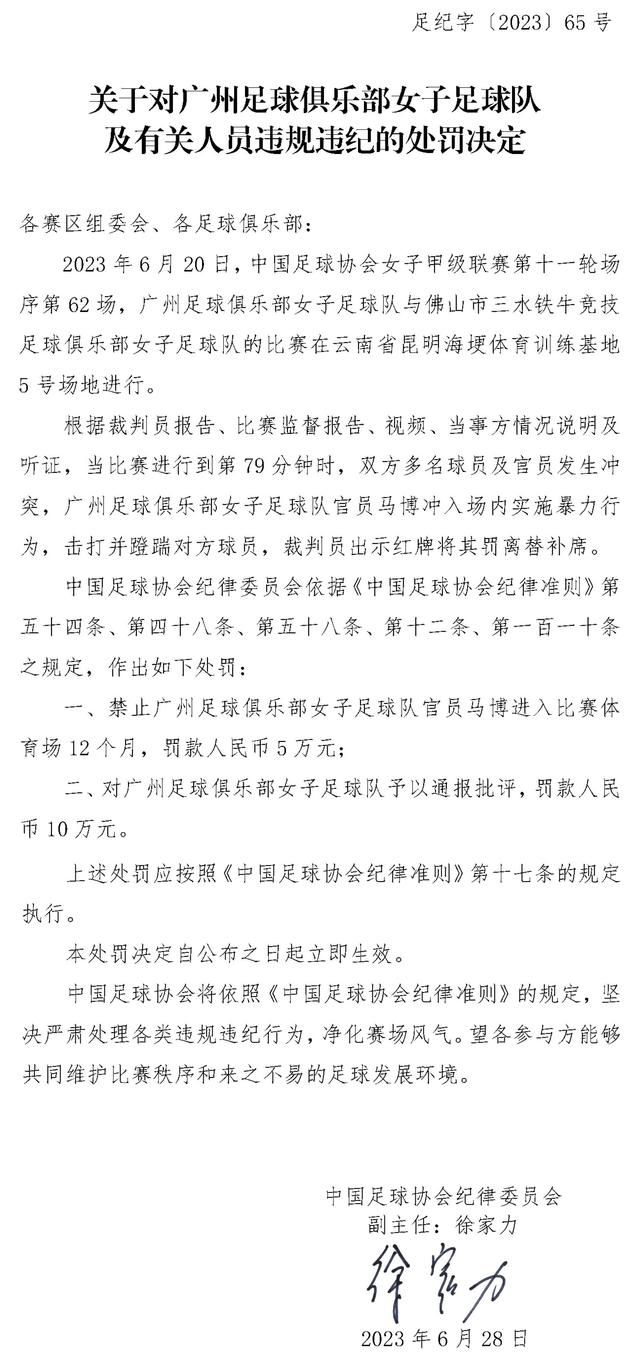 在对阵北京的比赛中，徐杰在上篮落地后被北京球员加尼尤压到膝盖，随后徐杰被担架推出场外。